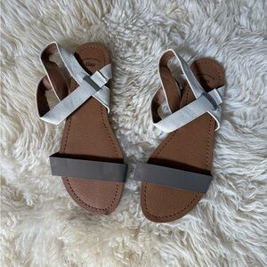 NWT GAP Women 8 Slip On Natural Brown Patent cream canvas Sandals Flats Shoes